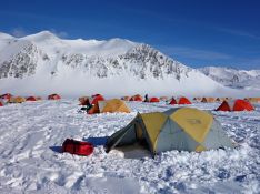 Imagen del campamento del Glaciar Unión, donde las temperaturas rondan los -11ºC. // Juan José Miramón