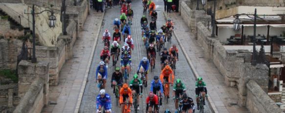 Imagen del paso del pelotón de la Vuelta a Andalucía por nuestra ciudad en febrero de 2017 // Manolo Guerrero 