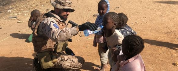 El legionario Mateos, perteneciente a la Xª Bandera, dando de beber a unos niños en un poblado cercano a Koulikoro (Mali) // CharryTV