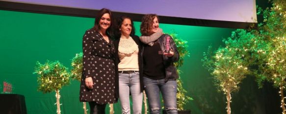 Representantes del Foro Feminista Rural recogen su premio en el auditorio Edgar Neville. // CharryTV