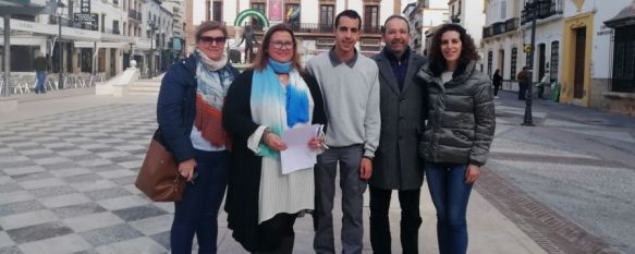 Varios trabajadores del Centro Especial de Empleo Ronda Asprodisis, junto con su gerente Jacinto Castillo, tras la lectura del manifiesto. // CharryTV