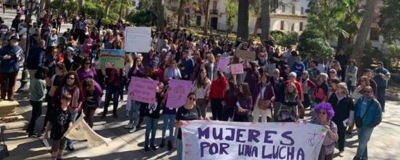 Imagen de un grupo de manifestantes a su llegada a la Alameda del Tajo para escuchar el manifiesto feminista del 8-M. // CharryTV