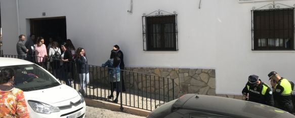 Un grupo de padres, recogiendo a sus hijos del centro educativo antes de las dos de la tarde  // Nacho Garrido