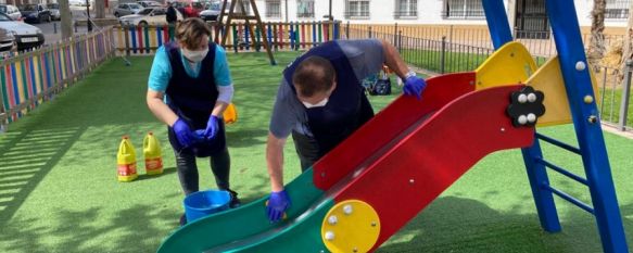 Trabajadores municipales desinfectando un parque infantil en San Cristóbal // CharryTV