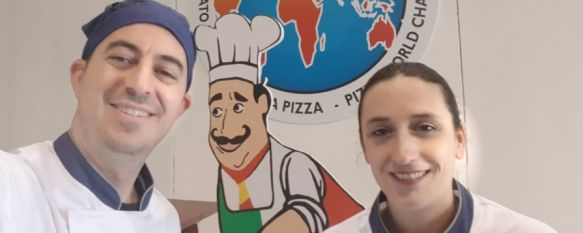 La Vita è Bella y El Moscatel se solidarizan con el personal sanitario del Hospital Comarcal, Médicos y enfermeros han recibido una veintena de pizzas de esta pizzería italiana y varias bandejas de dulces por cortesía de la confitería, 16 Mar 2020 - 19:30