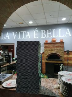Imagen de las pizzas que los propietarios de La Vita É Bella han hecho llegar a los sanitarios. // CharryTV