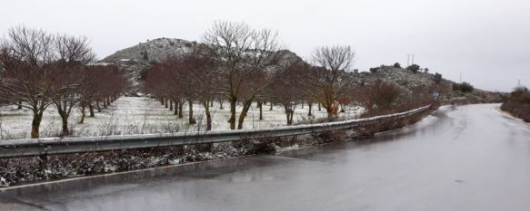 Diputación moviliza a los equipos de mantenimiento de carreteras tras la nevada en la Serranía, Los técnicos se han desplazado hasta los municipios afectados, donde la nieve ya se ha disuelto con la lluvia y el aumento de temperaturas, 17 Mar 2020 - 12:03