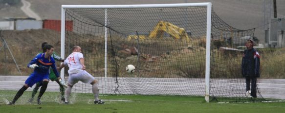 El terreno de juego presentó su peor cara a consecuencia de las lluvias. // Javier Flores