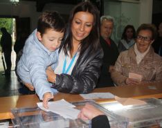 María de la Paz Fernández votó en el Ayuntamiento acompañada de su sobrino. // CharryTV
