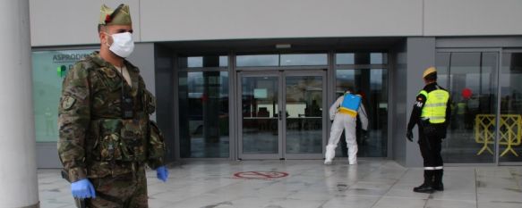 La UME desinfecta el Hospital Comarcal de la Serranía con el apoyo de La Legión, Efectivos del Grupo de Caballería Reyes Católicos han participado, además, en patrullas y controles junto a agentes del Cuerpo Nacional de Policía, 20 Mar 2020 - 15:44