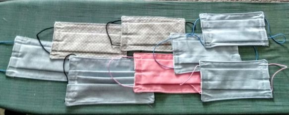 Un grupo de rondeños ponen en jaque la escasez de recursos de protección individual, Estos días, varios vecinos de la ciudad se dedican, con afán y de forma altruista, a la fabricación de mascarillas y pantallas protectoras de acetato para uso sanitario, 23 Mar 2020 - 12:57