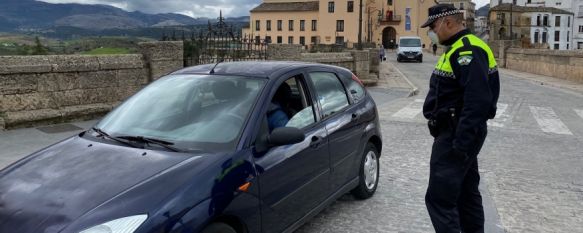 Un agente de la Policía Local, durante un control rutinario a conductores en la Plaza de España  // CharryTV