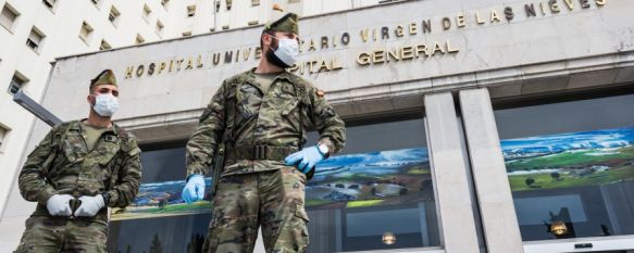 Dos legionarios llegados desde Ronda, ante la entrada del Hospital Universitario Virgen de las Nieves // Felipe Passolas