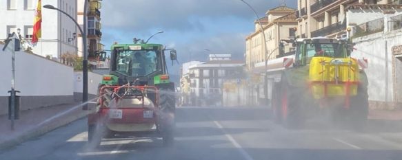 Un total de 12 tractores de agricultores colaboran con SOLIARSA, Estos vehículos agrícolas procedentes de varias pedanías se han sumado a la empresa municipal de limpieza en la desinfección de las calles de Ronda, 26 Mar 2020 - 12:30