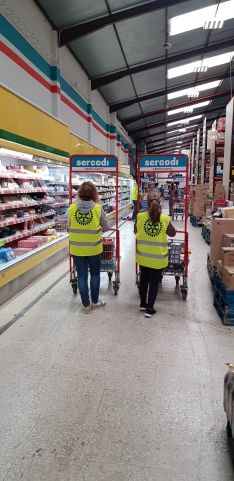 Voluntarias del Rotary Club de Ronda y la Serranía realizan la compra de productos para las Hermanitas de la Cruz. // Begoña Chacón