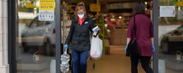 La Policía prohíbe compras superfluas o visitas reiteradas a la farmacia. // Pedro Chito 