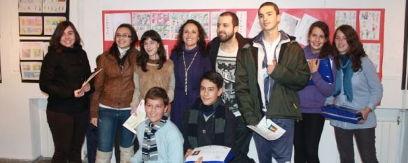 Los ganadores posando junto a la delegada de Igualdad y Mujer y Raúl Guerra, miembro del jurado. // CharryTV