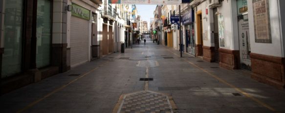 La principal calle comercial de la ciudad presenta este desolador aspecto desde que se decretó el estado de alarma // Pedro Chito