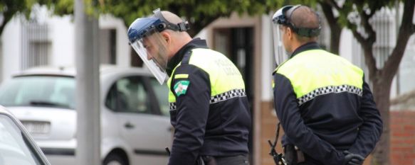 Agentes de la Policía Local, durante un control de vehículos en el centro de la ciudad // Manolo Guerrero 