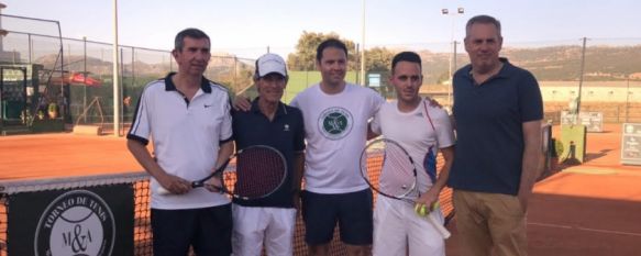 José Morales, en el centro, junto al concejal de Deportes y participantes de la última edición del torneo // Morales & Arnal