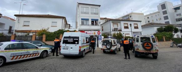 Los voluntarios de la organización se han encargado de distribuir material de protección para ciudadanos expuestos al contagio. // CharryTV