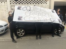 Voluntarios de Protección Civil, desplegando una pancarta con la petición // Manolo Guerrero 