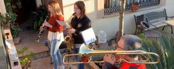 Marta, Paloma y Eleuterio Tapia durante la interpretación de una de sus marchas cofrades. // Paloma Tapia