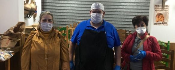 El grupo Solidarios en Ronda reparte unas 200 comidas entre vecinos con pocos recursos, El colectivo que fundó Pepi Chito ha recaudado más de 1.000 euros que han aportado los ciudadanos para comprar productos que se han repartido en el Mercado de Abastos, 08 Apr 2020 - 19:30