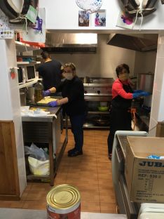 Las voluntarias preparan los alimentos en la cocina del Mercado de Abastos. // Pepi Chito