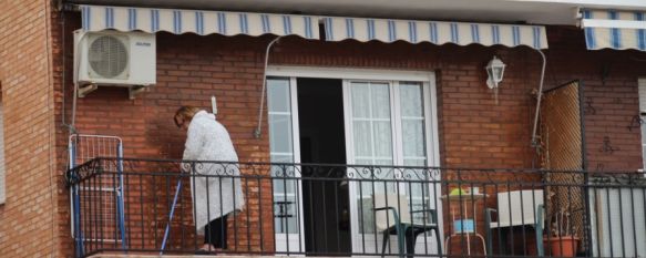 Un día más, hay un mayor ambiente en los balcones de la ciudad que en sus calles  // Manolo Guerrero