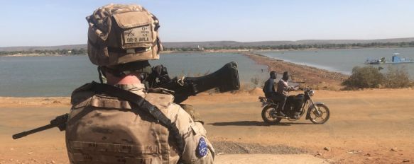 Un legionario de la Force Protection, durante un ejercicio cerca de la base de Koulikoro, junto al río Níger // Manolo Guerrero