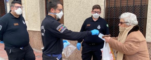 Agentes de policía y miembros de Protección Civil reparten las mascarillas entre la población. // CharryTV