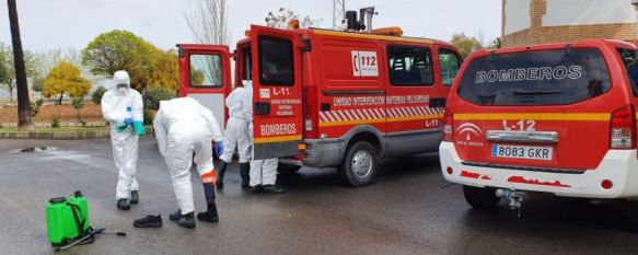 Los efectivos del Consorcio Provincial de Bomberos equipados con EPIS para ejecutar la desinfección de diversos puntos de la comarca. // Diputación de Málaga