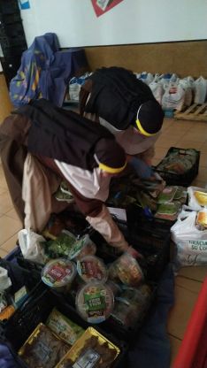 Las religiosas organizan unas 600 bolsas de alimentos que entregan cada dos semanas. // Emilio Martín