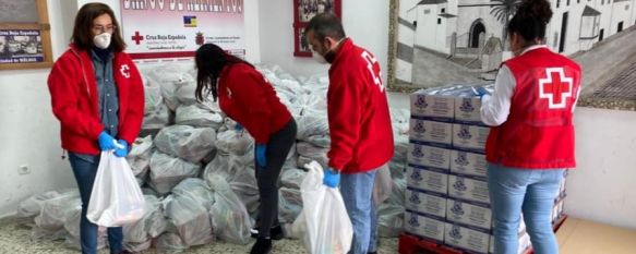 La delegada de Servicios Sociales, Cristina Durán, colabora con varios voluntarios de la Asamblea local de Cruz Roja en Ronda en el reparto de alimentos. // CharryTV