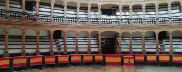 Pedro García elabora en vidrio una maqueta de la Plaza de Toros de Ronda , El rondeño, que suma más de 20 años especializándose en el trabajo del cristal, ha tardado cuatro años en culminar este proyecto con más de 20.000 piezas, 22 Apr 2020 - 12:17