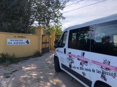 El vehículo de Cruz Roja a su llegada a la Finca La Molinilla, que se ubica en el kilómetro 3 de la Carretera de El Burgo. // CharryTV