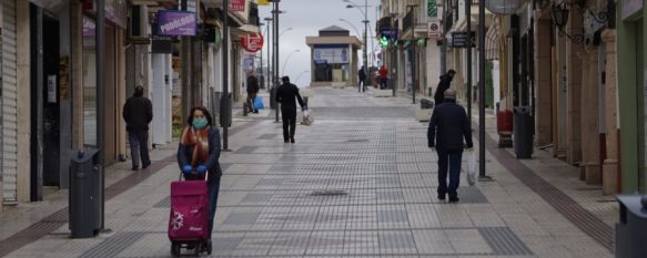 La mayoría de rondeños cumple con la medida de realizar salidas esporádicas para realizar compras y mantener la distancia de seguridad en los comercios. // Juan Velasco