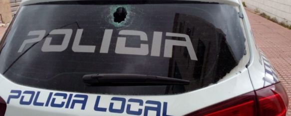 La Policía Local detiene a un hombre por lanzar piedras a dos agentes y a su vehículo, Los hechos se produjeron el pasado sábado, sin que mediara incidente previo con el detenido, que ya ha sido puesto a disposición judicial, 27 Apr 2020 - 14:14