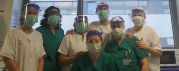Profesionales del Hospital Comarcal lucen las viseras que ha fabricado Iker Gálvez. // CharryTV