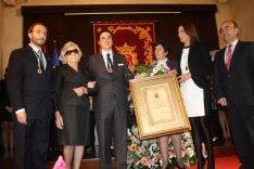 La alcaldesa de Ronda, María de la Paz Fernández, entrega la distinción a familiares del fundador de ¡Hola! // CharryTV