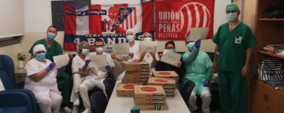 Profesionales del Área Sanitaria de la Serranía, con pizzas y banderas de los colectivos implicados en la iniciativa // CharryTV
