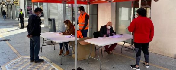 El Ayuntamiento prosigue con el reparto de mascarillas por barrios y pedanías, Hoy la entrega se ha centrado en la calle Cruz Verde para los vecinos del distrito centro, y en el Centro Cívico “Juan Carlos I” para los de Padre Jesús y aledaños, 29 Apr 2020 - 14:02