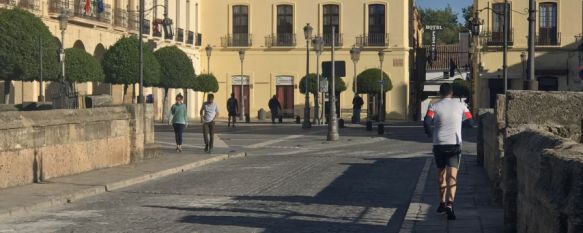 Varios rondeños han recorrido el Puente Nuevo para pasear o hacer deporte. // Ignacio Garrido