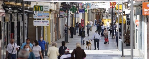 Desde este lunes el pequeño comercio adapta a las nuevas circunstancias su ritmo de trabajo, incorporando nuevas medidas de higiene y seguridad. // Juan Velasco