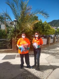 Voluntarios de Protección Civil han colaborado en la entrega de los kits casa por casa. // José Gallardo