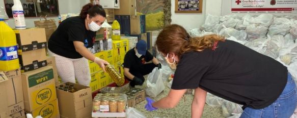 Voluntarios de la Hermandad del Santo Entierro, esta mañana en el Centro Cívico Juan Carlos I // CharryTV