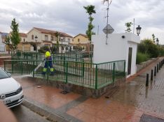 Los operarios han realizado las labores de desinfección con una solución que mezcla agua y alcohol. // Rafael Palmero