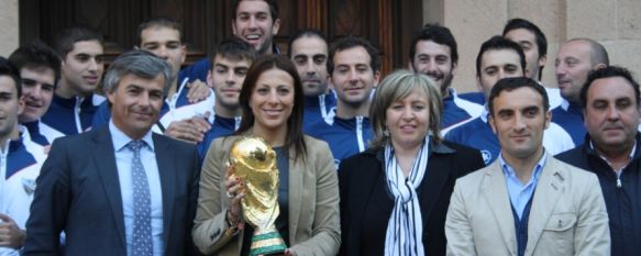 La llegada de la Copa del Mundo a Ronda levanta una enorme expectación, Miles de personas no han dejado pasar la oportunidad de fotografiarse con el trofeo que conquistó la Selección en el pasado Mundial, 29 Nov 2011 - 21:18