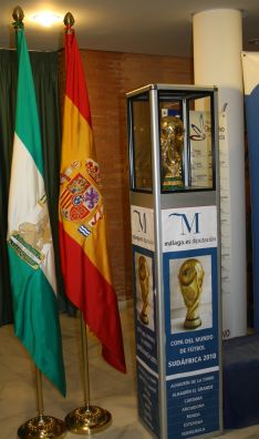 En esta urna de la Diputación Provincial se ha depositado la Copa del Mundo de fútbol. // CharryTV